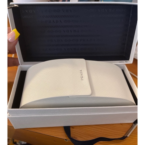 Prada Sunglasses 100% Authentic. NEW NEVER WORN…. - Picture 5 of 6